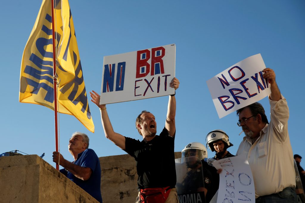 Anti-government demonstrators hold placards reading "No Brexit" during a protest outside the parliament in Athens, Greece June 15, 2016. REUTERS/Alkis Konstantinidis - RTX2GFHW