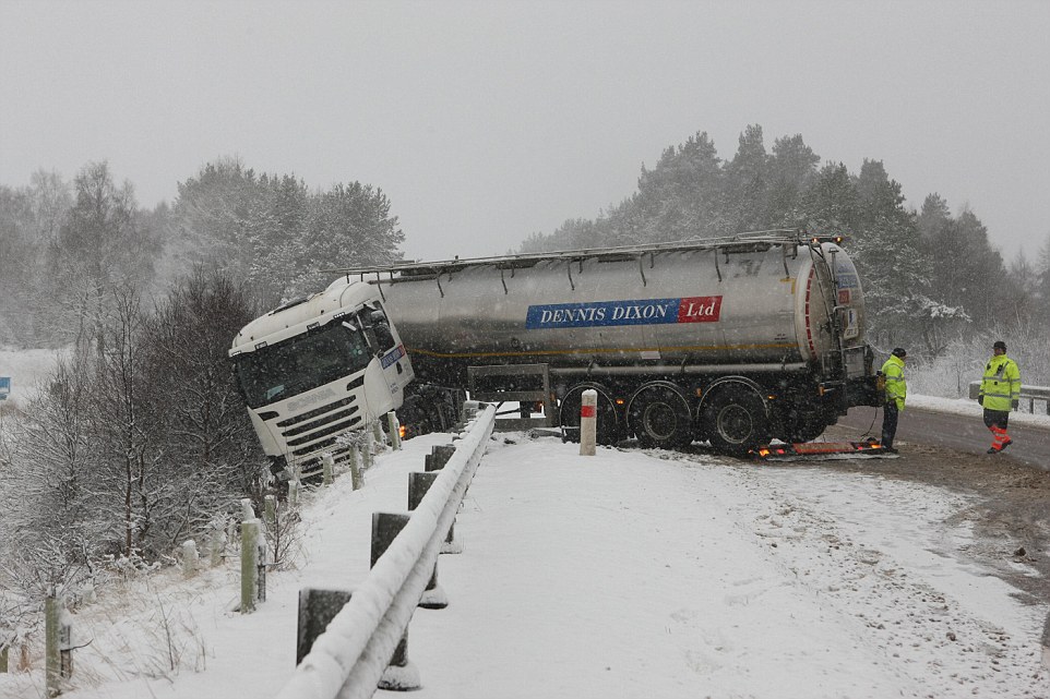 LORRY WHICH JACKNIFED ON THE A9 NEAR NEWTONMORE AS HEAVY SNOW FELL ACROSS THE NORTH OF SCOTLAND...SEE WEATHER STORY...PIC PETER JOLLY