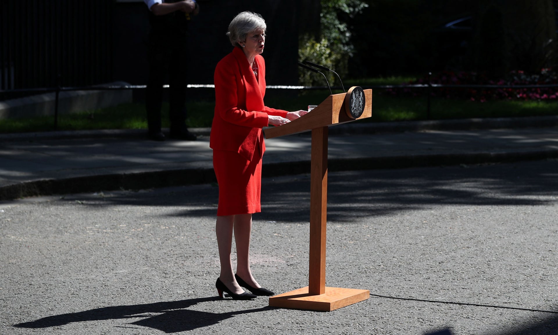 Speech right. Theresa May Resignation. Тереза Мэй поклон.