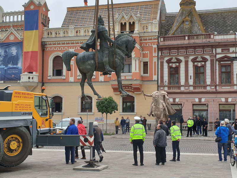 Video Statuia Lui Mihai Viteazul ScoasÄƒ Din Centrul Unui Important OraÈ™ Din Transilvania Ziarul Romanesc Uk È™tiri Pentru Romanii Din Marea Britanie