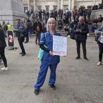 Anglia: Asistentă concediată după ce a apărut îmbrăcată în uniformă la protestul anti-pandemie