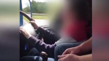 VIDEO șocant: Copil de 12 ani, filmat în timp ce conducea un camion