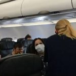 Bărbat cu astm cronic, obligat să poarte mască în avion: „Am simțit că toată lumea era împotriva mea”