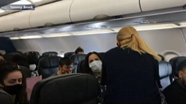 Bărbat cu astm cronic, obligat să poarte mască în avion: „Am simțit că toată lumea era împotriva mea”