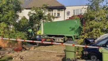 Impact nimicitor în Londra. Un camion a intrat într-o casă. Șoferul a murit, iar un copil de 11 ani se zbate între viață și moarte