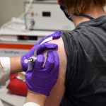 Studiile clinice finale pentru un vaccin împotriva coronavirusului, dezvoltate de AstraZeneca și Universitatea Oxford, au fost suspendate după ce un participant a avut o reacție adversă, în Marea Britanie.