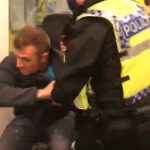 Filmare ȘOC! Scandal într-un tren din Anglia. Un ofițer de poliție încearcă să încătușeze un pasager care nu purta mască în tren: „Nu trebuie să port o mască, punct!”