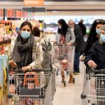 Angajații supermarketurilor din Marea Britanie, scuipați și înjurați de COVIDIOȚI