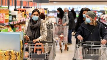 Angajații supermarketurilor din Marea Britanie, scuipați și înjurați de COVIDIOȚI
