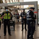 Londra: Poliția oprește pasagerii fără mască să intre în stațiile de metrou. Se dau amenzi