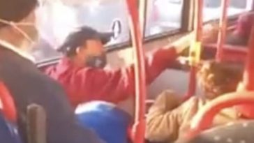 Birmingham. Fată de 16 ani, lovită în autobuz din cauză că nu purta mască: „Te omor!”