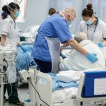 Guvernul britanic redeschide spitalele COVID-19. Se așteaptă ca numărul internărilor să crească. Virusul se răspândește la persoanele vulnerabile