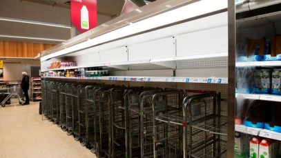 Criză de apă și lapte în supermarketurile din Marea Britanie. Multe rafturi sunt goale