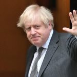 Boris Johnson îi liniștește pe britanici: Nu va lipsi mâncarea, salariile cresc