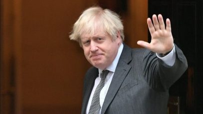 Boris Johnson îi liniștește pe britanici: Nu va lipsi mâncarea, salariile cresc