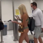 femeie filmată aeroport