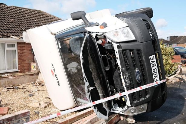 Case devastate și mașini distruse în Anglia. Un fenomen rar i-a îngrozit pe localnici