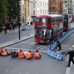 Trei intersecții din Londra - blocate de activiștii de mediu. Și-au lipit mâinile de carosabil