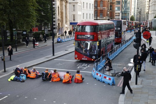 Trei intersecții din Londra - blocate de activiștii de mediu. Și-au lipit mâinile de carosabil