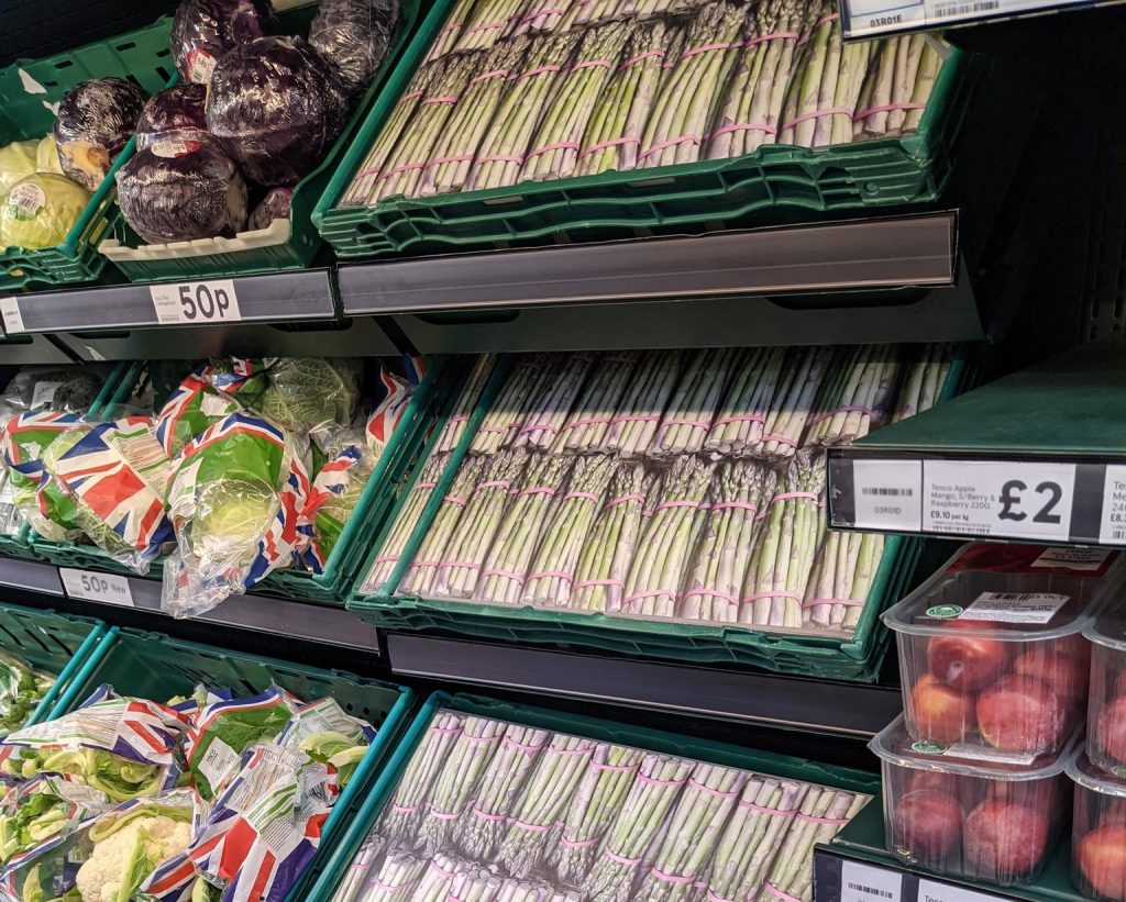 Criza din Marea Britanie: Supermarketurile folosesc fotografii cu alimente pentru a umple rafturile