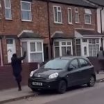 Imagini șocante în Anglia. Un bărbat cu o macetă aleargă oamenii ziua în amiaza mare