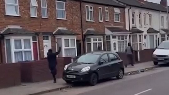 Imagini șocante în Anglia. Un bărbat cu o macetă aleargă oamenii ziua în amiaza mare