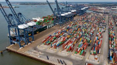 Cel mai mare port de containere din UK a ajuns la capacitate maximă. Ar putea refuza accesul navelor