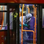 Trei oameni înjunghiați într-un autobuz din estul Londrei