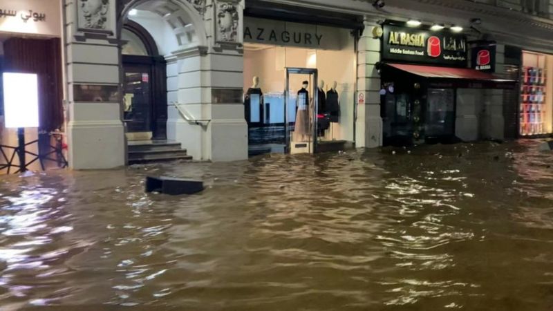 Inundații în Londra: Stații de metrou sub apă și drumuri afectate