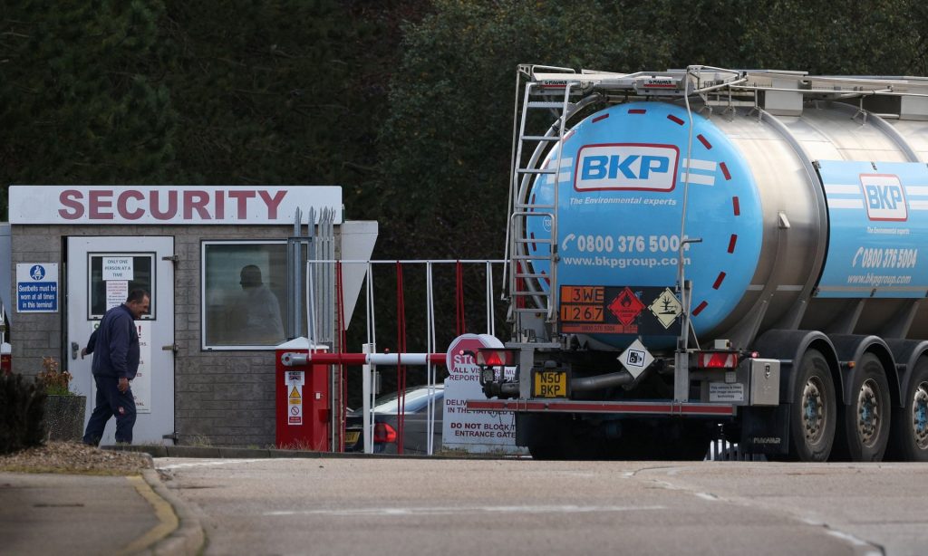 Militarii britanici ajută la distribuirea carburantului la benzinării
