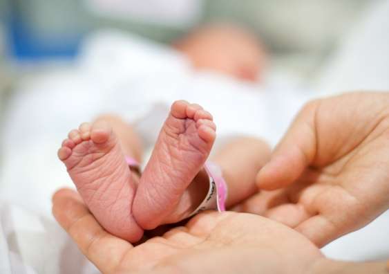 Anglia: Bebeluș măcelărit de medic la naștere. „Era ca un film de groază!”