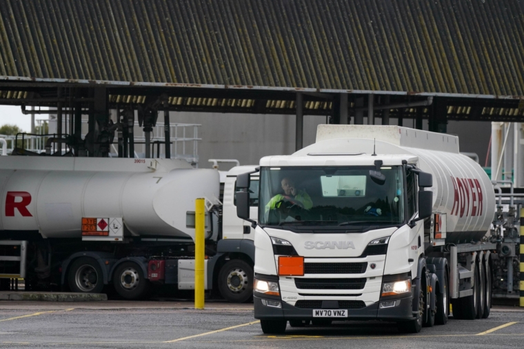 Marea Britanie angajează șoferi pe cisterne petroliere din UE. Cum puteți aplica