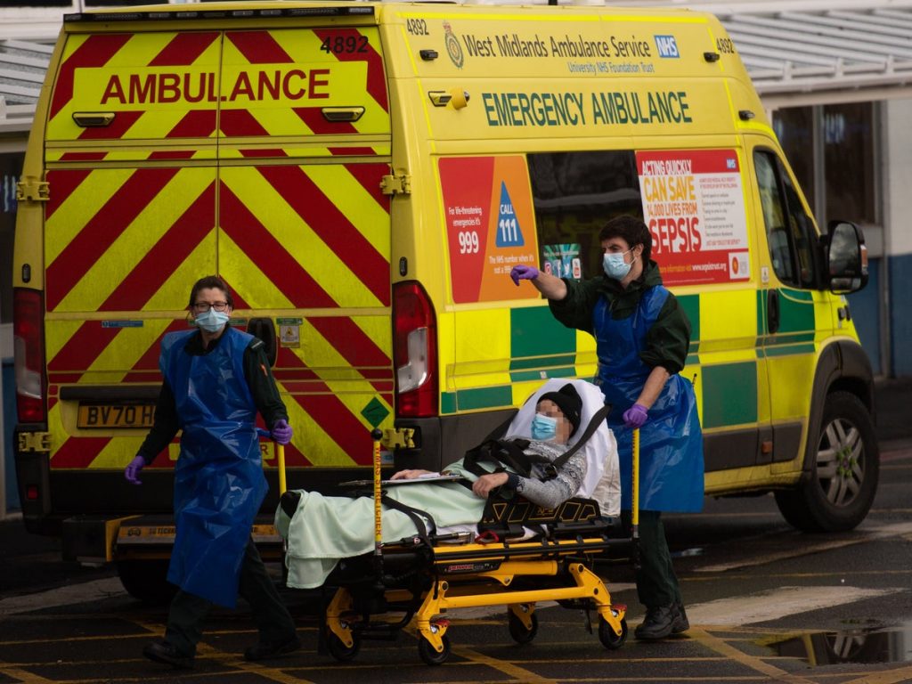 Șoc în Marea Britanie: Mii de pacienți mor așteptând în ambulanțe