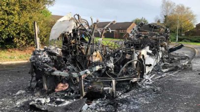 BREXIT: Persoane înarmate au deturnat un autobuz și l-au incendiat în Irlanda de Nord