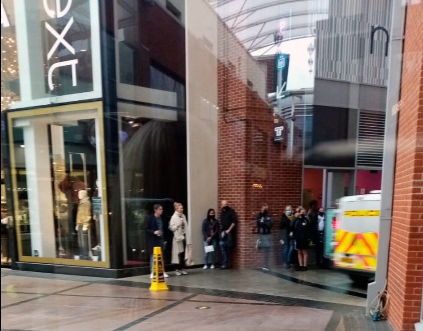 Bărbat înarmat într-un centru comercial din Anglia. Poliția a intervenit