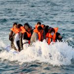 Traficanți de persoane români care duceau imigranți din Franța în Marea Britanie, arestați