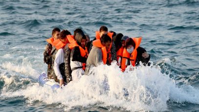 Traficanți de persoane români care duceau imigranți din Franța în Marea Britanie, arestați