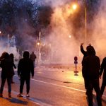 Protestatarii anti-restricții incendiază Europa. Zeci de mii de oameni au ieșit în stradă în marile orașe. Austria impune un nou lockdown