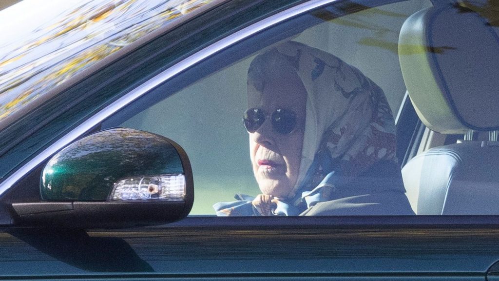 Regina Elisabeta II, fotografiată în timp ce conducea mașina, în apropiere de Windsor