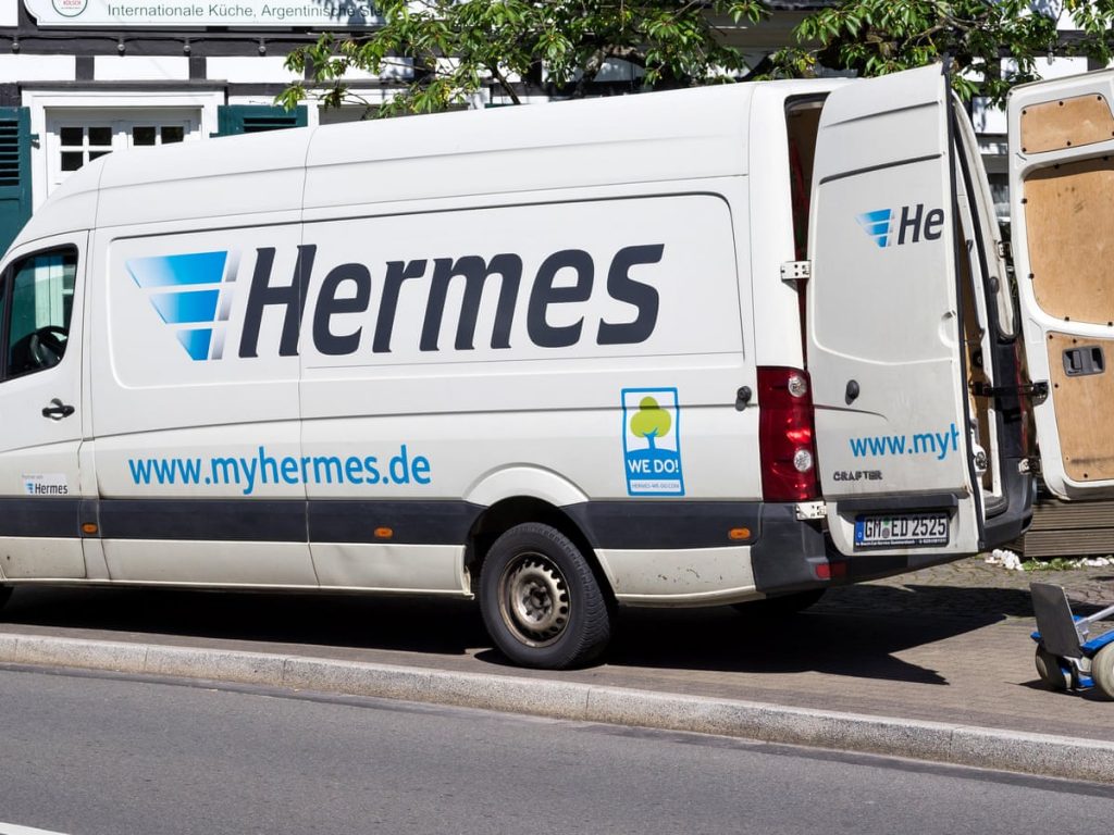 Anglia: Român șofer la Hermes, acuzat că a furat din colete. Ce pedeapsă riscă