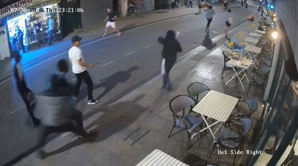 Londra, imagini ȘOC: Cinci bărbați înarmați urmăresc și înjunghie un băiat de 15 ani sub ochii trecătorilor îngroziți