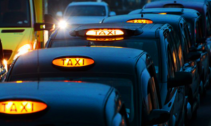 Numărul șoferilor de taxi din Marea Britanie s-a redus la jumătate după pandemia de coronavirus