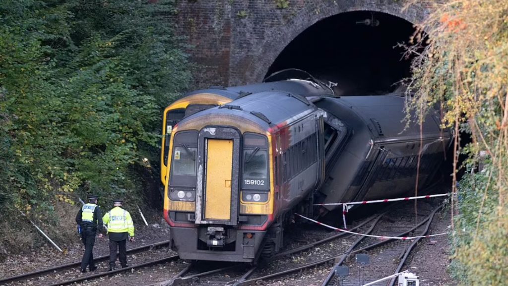 Incident feroviar major în Anglia: Două trenuri s-au ciocnit, în apropiere de Salisbury