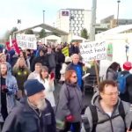 Protestatarii anti-vaciniști din Anglia atacă un centru de testare COVID și aruncă echipamentele la gunoi - VIDEO