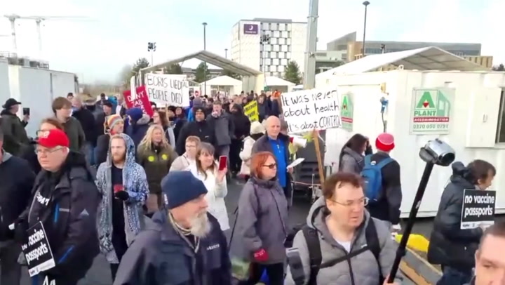 Protestatarii anti-vaciniști din Anglia atacă un centru de testare COVID și aruncă echipamentele la gunoi - VIDEO