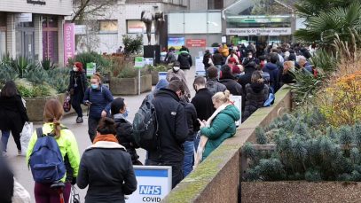 Haos în Anglia după anunțul lui Boris. Cozi de 2 ore la centrele de vaccinare pentru rapel, site-ul NHS s-a prăbușit