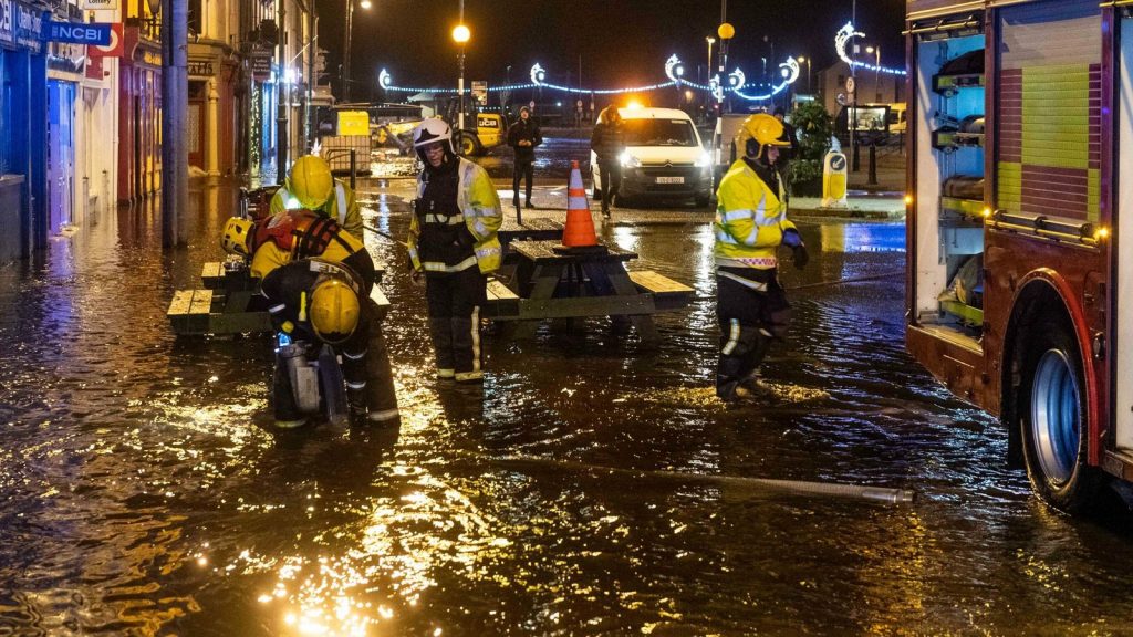 Furtuna a făcut prăpăd în Irlanda. Inundații și zeci de mii de oameni fără energie electrică