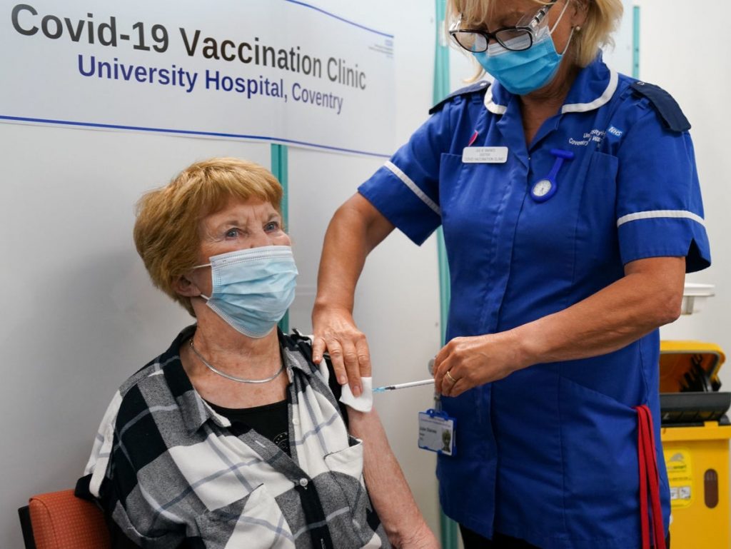 Medicii de familie din Marea Britanie primesc 15 lire sterline pentru fiecare persoană vaccinată