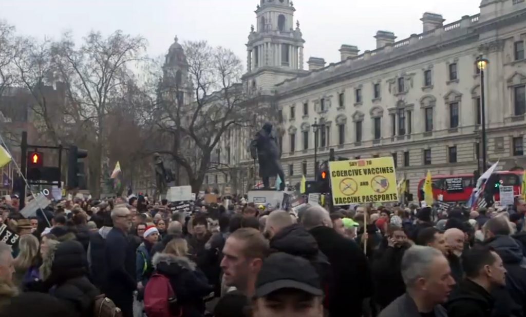 Mii de oameni protestează la Londra împotriva restricțiilor și a vaccinării obligatorii