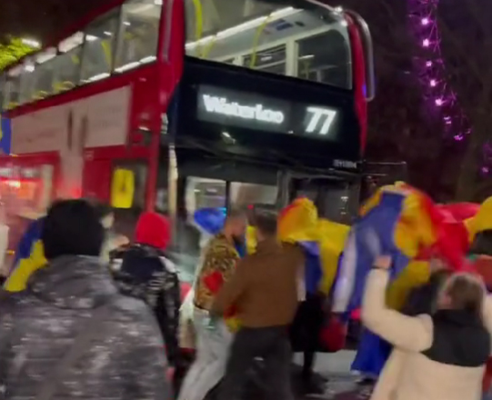 VIDEO – De 1 Decembrie, românii au dansat pe manele și au blocat traficul în centrul Londrei